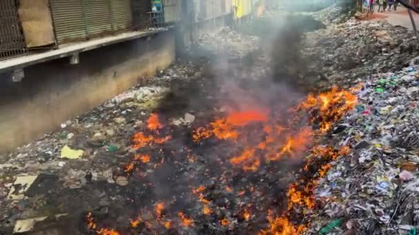 Stapels Afval Worden Verbrand Straten Van Dhaka Bangladesh — Stockvideo