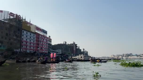 Des Bateliers Sur Rivière Buriganga Transportant Des Passagers Autre Côté — Video