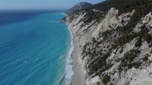 ギリシャのレフカダで最も人気のある観光地 エグレムニの海岸線とビーチのショットで飛ぶ — ストック動画