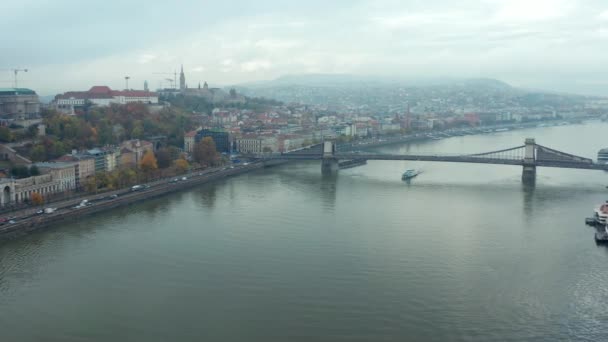 Navio Navegando Rio Danúbio Sob Szchenyi Chain Bridge Budapeste — Vídeo de Stock