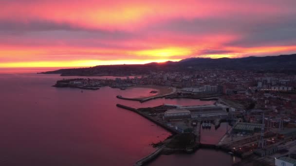Luchtfoto Epische Zonsondergang Gijon Stad Noord Spanje Bewolkte Kleurrijke Hemel — Stockvideo