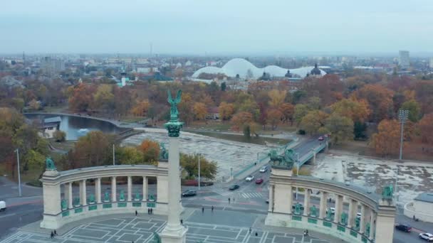 Nahaufnahme Von Helden Quadratischen Statuen Unesco Denkmal Orbitalschuss — Stockvideo