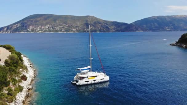 Barcos Flotando Tranquilo Mar Azul Playa Foki Cefalonia Grecia Retroceso — Vídeo de stock