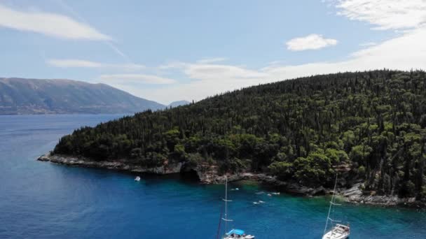 Toeristen Zwemmen Emerald Crystal Water Foki Beach Kefalonia Island Griekenland — Stockvideo