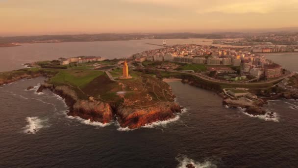 Coruna Şehir Manzarasının Günbatımında Hava Manzarası Eski Roma Deniz Feneri — Stok video