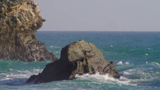 Okyanus Dalgaları Kayalara Çarpıyor Sahilde Engebeli Uçurumlar Var Geniş Açı — Stok video