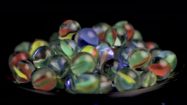 ビー玉を閉めろ カラフルなガラスの爪のボールのヒープは ヴィンテージの子供ゲーム フルフレーム — ストック動画