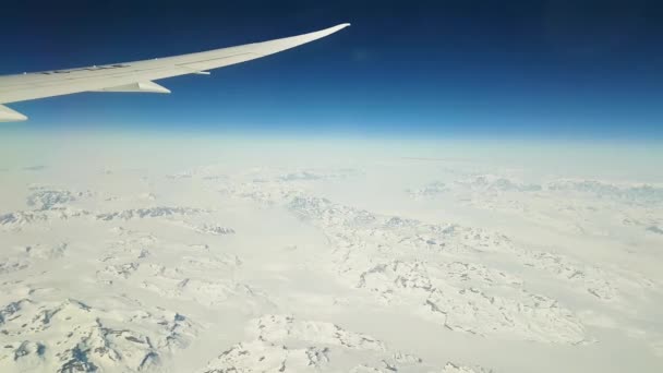 Avión Volando Por Encima Del Paisaje Blanco Nevado Groenlandia Bajo — Vídeo de stock