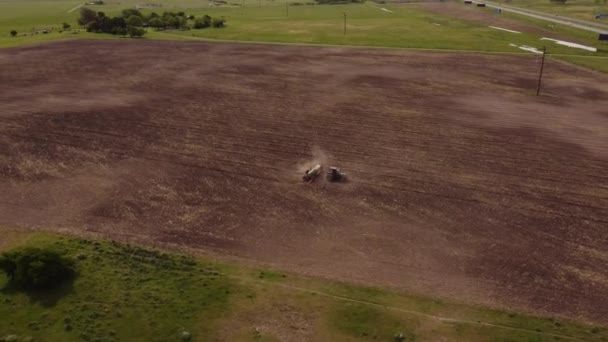 ブエノスアイレス州の土壌を耕すトラクター 空中トップダウン旋回 — ストック動画