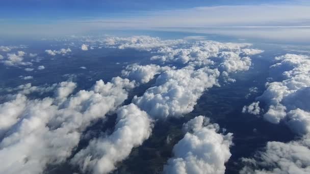 Летающие Над Островами Красивых Облаков Над Горным Ландшафтом Воздушный — стоковое видео
