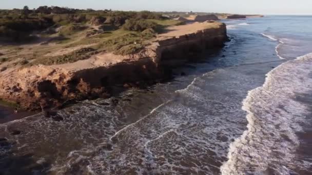 Vista Aérea Pessoas Andando Cima Grandes Falésias Durante Pôr Sol — Vídeo de Stock