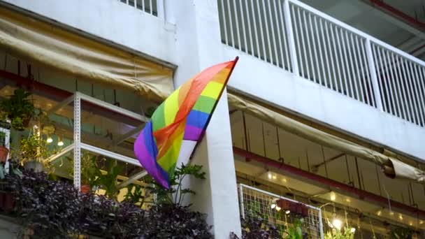 Meleg Büszkeség Ünneplése Szingapúrban Szivárvány Zászlóval Hdb Épülete Előtt Kínai — Stock videók