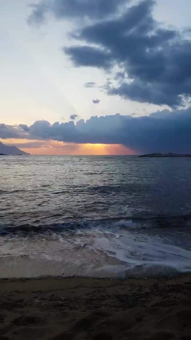 Video Verticale Alba Sopra Onde Del Mare Spiaggia Sabbia Sole — Video Stock