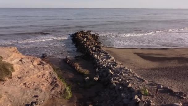 Flygfoto Familj Stranden Njuter Vackra Sydatlanten Med Vågbrytare Solnedgången Argentina — Stockvideo