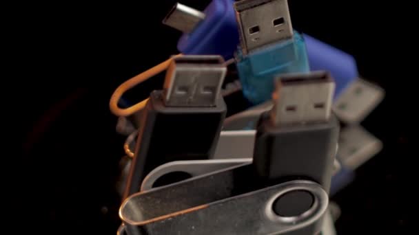 Usb Sticks Flash Laufwerke Tragbare Datenspeicherung Nahaufnahme Selektiver Fokus — Stockvideo