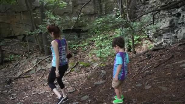 Anne Çocuk Ormandaki Bir Tepenin Üzerinden Kirli Bir Patikadan Aşağı — Stok video