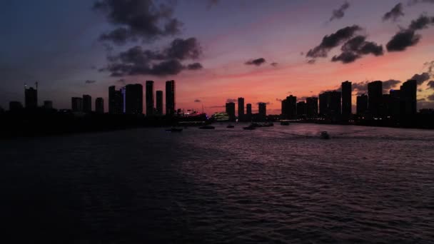 Miami Usa Sunset Skyline Hava Görüntüsü Şehir Merkezindeki Gökdelenlerin Siluetleri — Stok video