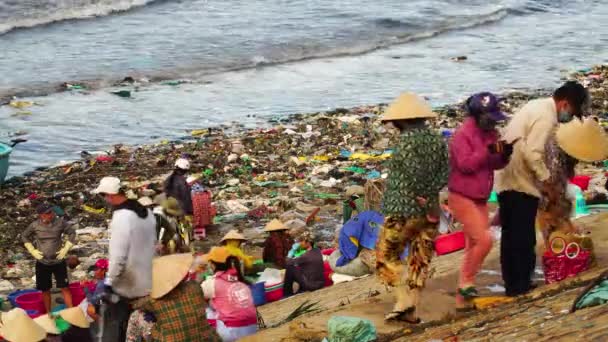 Vietnamese Dorpelingen Verzamelen Zich Bij Vervuild Strand Vol Afval Statisch — Stockvideo