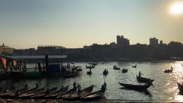 Παραδοσιακά Ταξί Βάρκα Ουρά Στην Όχθη Του Ποταμού Buriganga Περιμένουν — Αρχείο Βίντεο