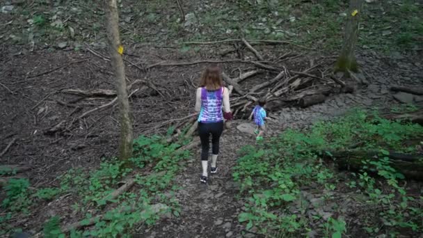 Mamá Niño Corriendo Cuesta Abajo Camino Tierra Bosque — Vídeos de Stock