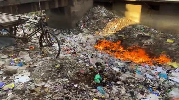 Problemas Gestión Residuos Urbanos Ciudad Dhaka Bangladesh Quema Basura — Vídeos de Stock