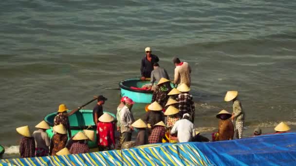 านชาวประมงท ปกคล วยขยะท างออกจากทะเลหล งจากพาย ยดนามใช หมวกสามเหล อคอร ลในเม องม — วีดีโอสต็อก