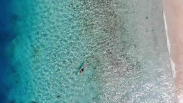 Mulher Flutuando Nas Águas Cristalinas Das Ilhas Gili Indonésia — Vídeo de Stock