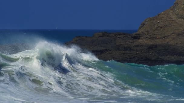 Big Rolling Waves Coming Crashing Beach Sunny Day Široké Sledování — Stock video
