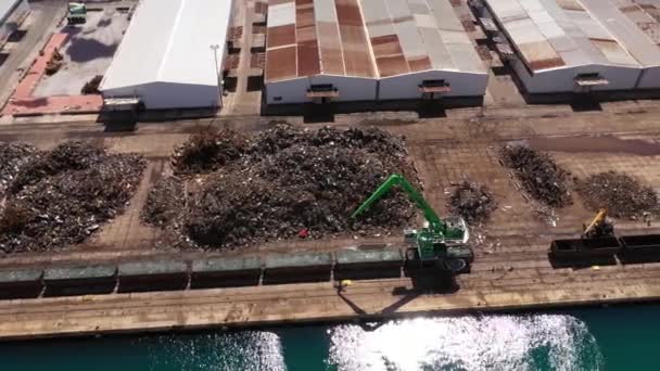 クロアチアの海港で廃棄物と廃棄物のヒープ — ストック動画