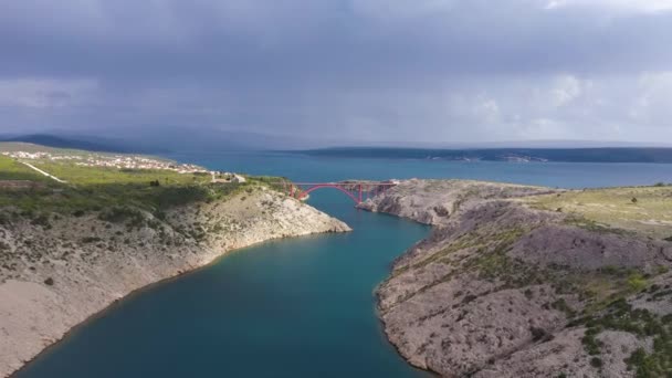 Czerwony Most Maslenica Nad Morzem Adriatyckim Chorwacji Zdjęcia Dronów Lotniczych — Wideo stockowe