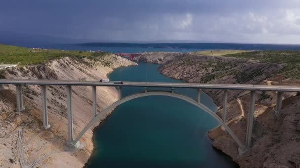 在克罗地亚的一个多云的日子里美丽的Maslenica桥 空中无人驾驶飞机射击 — 图库视频影像
