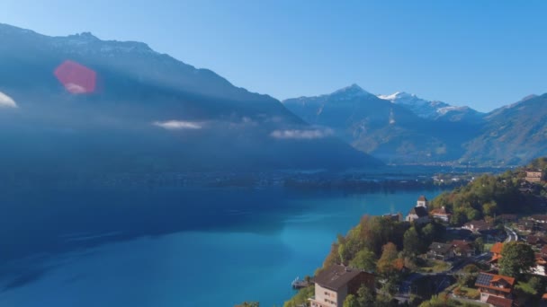 Vista Aérea Perfeita Drone Vila Colina Acima Lago Bonito Das — Vídeo de Stock