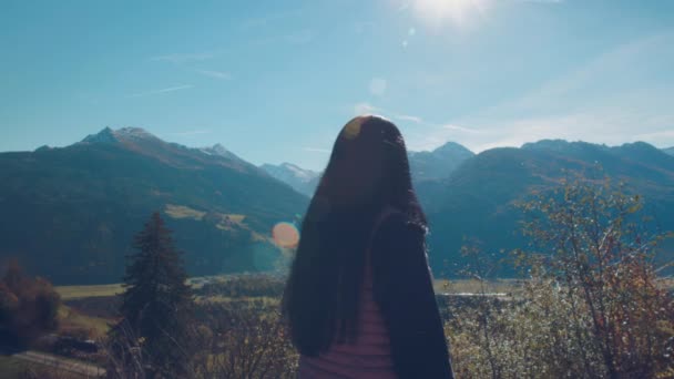 Mulher Viajante Olhando Para Vale Procurando Alpes Montanhas Meio Dia — Vídeo de Stock