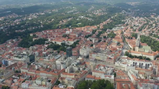 Letecký Pohled Barevné Střechy Kostelní Věže Záhřebu Hlavní Město Chorvatska — Stock video