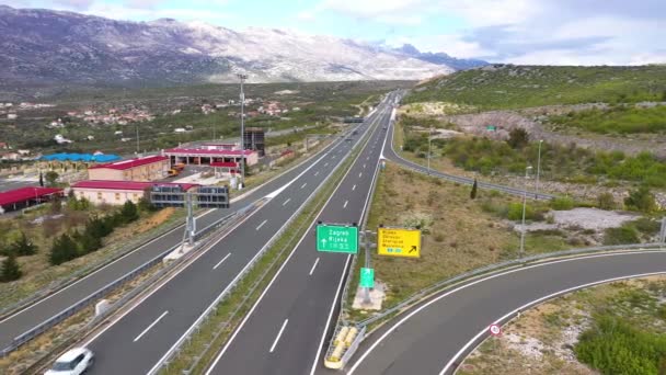 Vehículos Que Conducen Autopista Cerca Del Peaje Maslenica Jasenice Condado — Vídeos de Stock