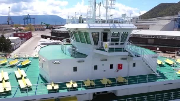 轮机舱和在克罗地亚普洛塞港码头停泊的渡船甲板上的空椅子 — 图库视频影像