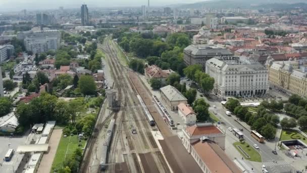 克罗地亚萨格勒布主要火车站的空中视图 无人驾驶飞机射击 — 图库视频影像