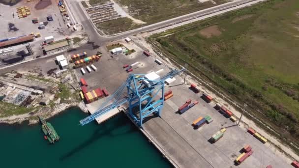 クェイサイド コンテナ クレーン クロアチアの海港で 空中ドローン撮影 — ストック動画