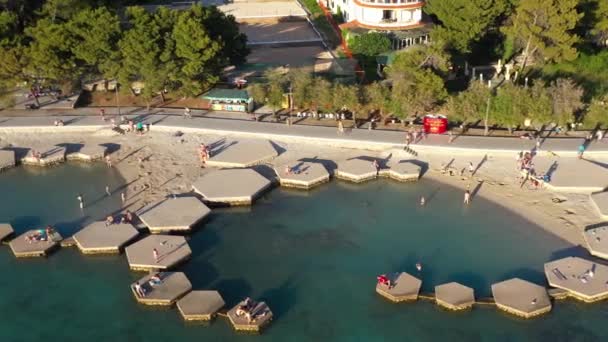 Menschen Schwimmen Und Entspannen Auf Sechseckiger Plattform Plava Beach Vodice — Stockvideo