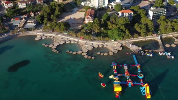 位于克罗地亚沃地奇的普拉瓦海滩的一个有旅馆的充气水上公园 — 图库视频影像