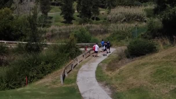 Homens Caminhadas Campo Golfe Caminhadas Golfe Com Pés Golfe Futebol — Vídeo de Stock