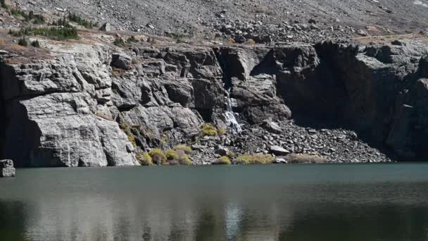150 Fuß Colorado Wasserfall Über Willow Lake Crestone Gesehen Statisch — Stockvideo