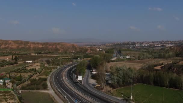 Góry Pustynia Brązowy Las Niebo Niebieski Skały Transport Ruch Autostrada — Wideo stockowe