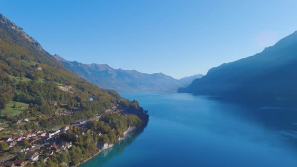 美しい湖とブリエンツスイス ヨーロッパのアルプスの山々の空中ドローンビュー — ストック動画