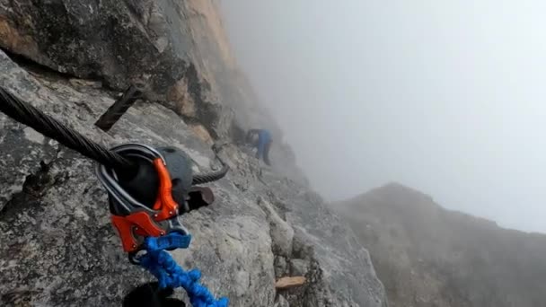 Μια Φωτογραφία Ενός Ορειβάτη Κοιτάζει Έναν Άλλο Άντρα Σκαρφαλώνει Έναν — Αρχείο Βίντεο