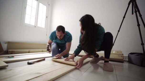 木造スラブ構造を固定ラテンカップル — ストック動画
