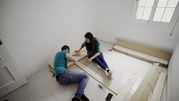 スペインのカップルは新しい家にイケア家具ベッドを設置 — ストック動画