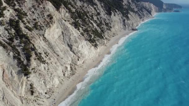 Gebogen Schot Blauwe Golven Van Egeïsche Zee Raken Kust Van — Stockvideo