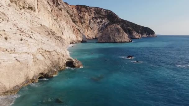 Yunanistan Lefkada Kentindeki Ege Denizi Kıyısındaki Porto Katsiki Sahilinin Ikonik — Stok video