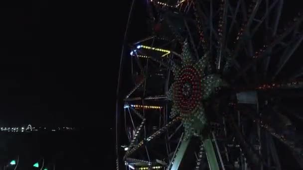 プラザ フアン バーンのフェリスホイール夜 サントドミンゴ 後方空中 — ストック動画